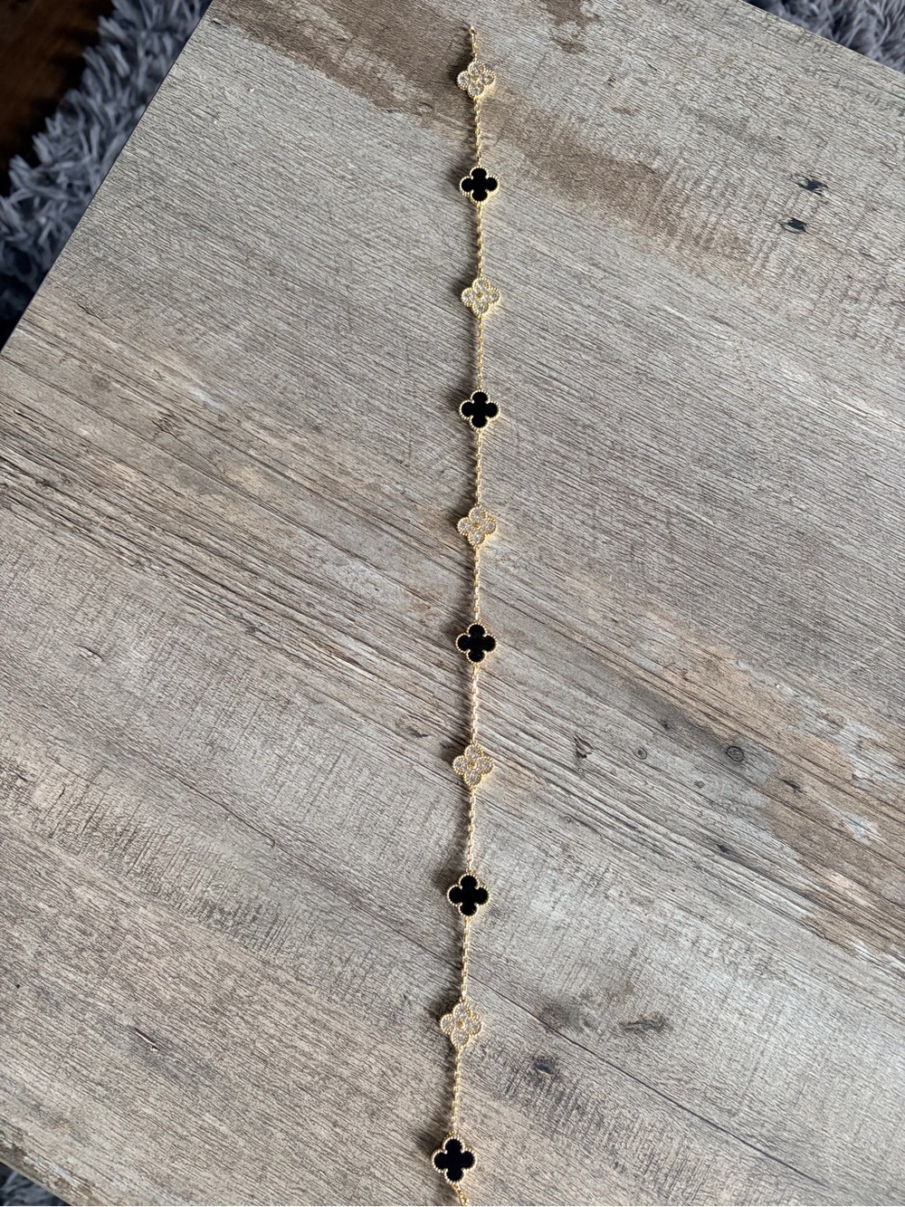 10 clover motifs necklace